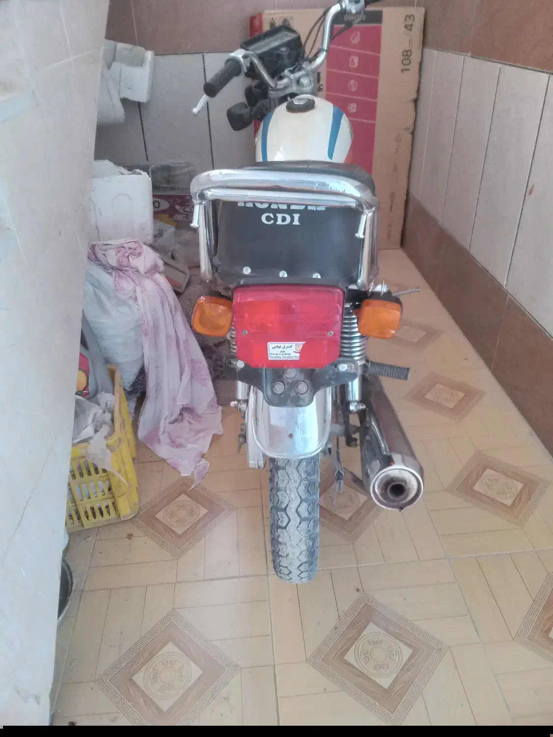 گمشده|اشیا|بند زرک, |دیوار