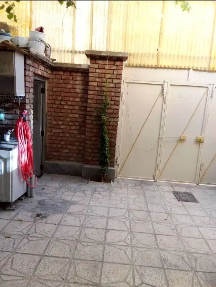 یکباب خانه حیاطی باسازی شده قابل سکونت