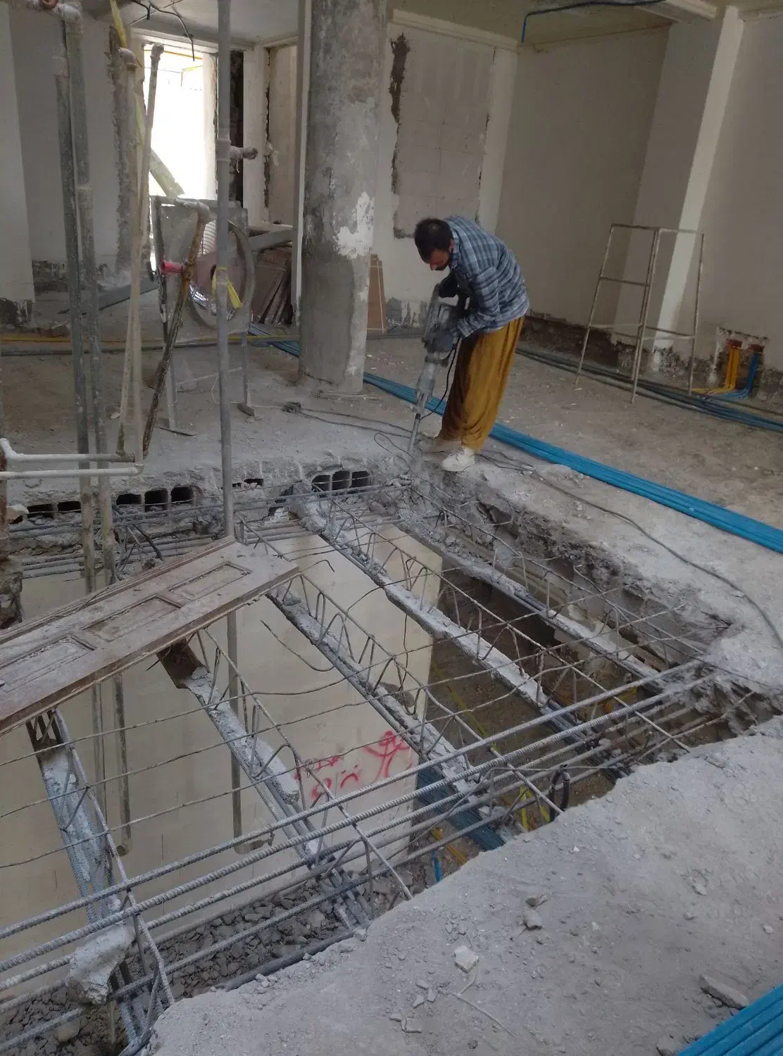 تخریب ساختمان با کارگران حرفه ای|خدمات پیشه و مهارت|بندرعباس, |دیوار