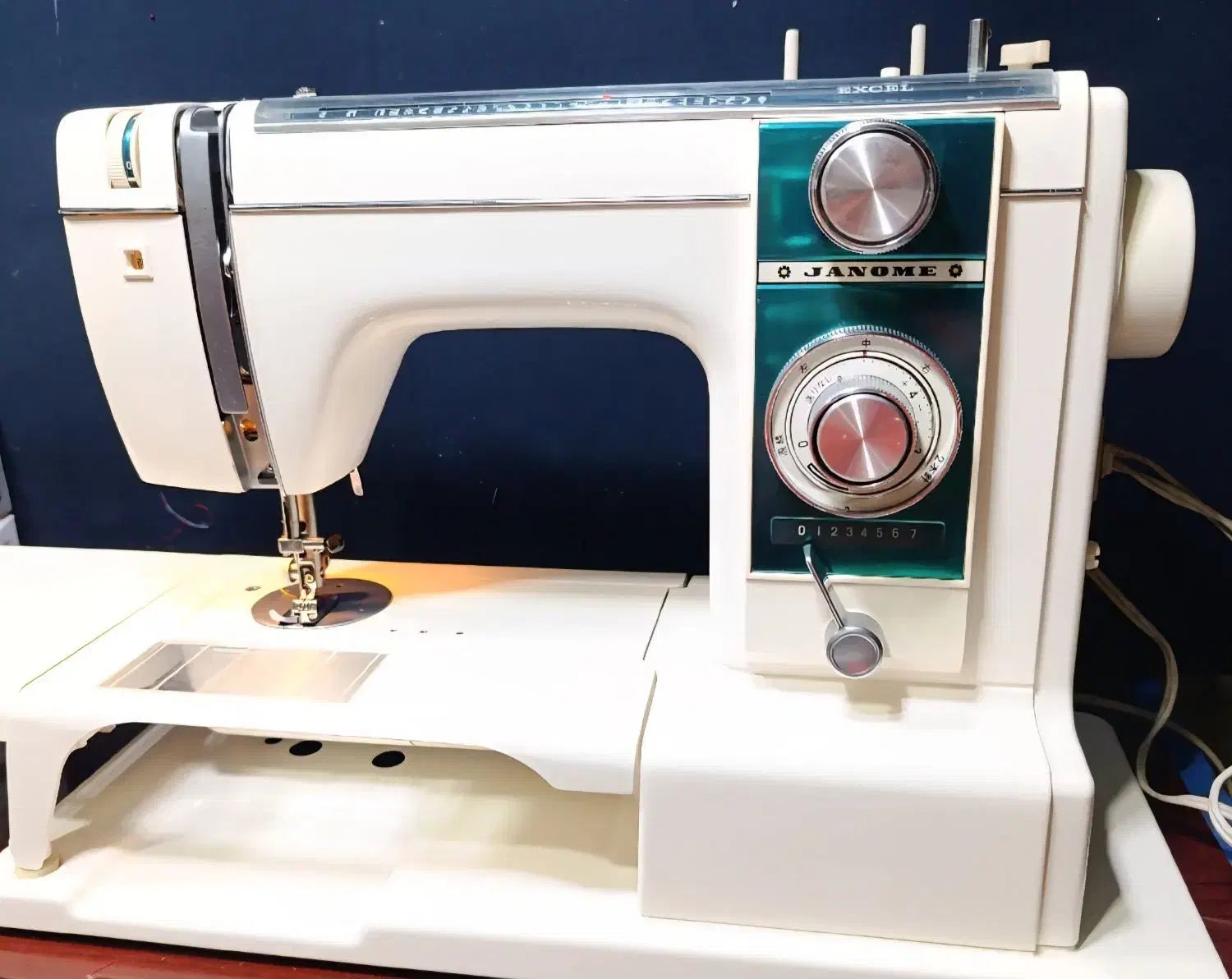 فروش چرخ خیاطی ژانومه ۸۱۳ درحد نو|چرخ خیاطی و ریسندگی|دماوند, گیلاوند|دیوار