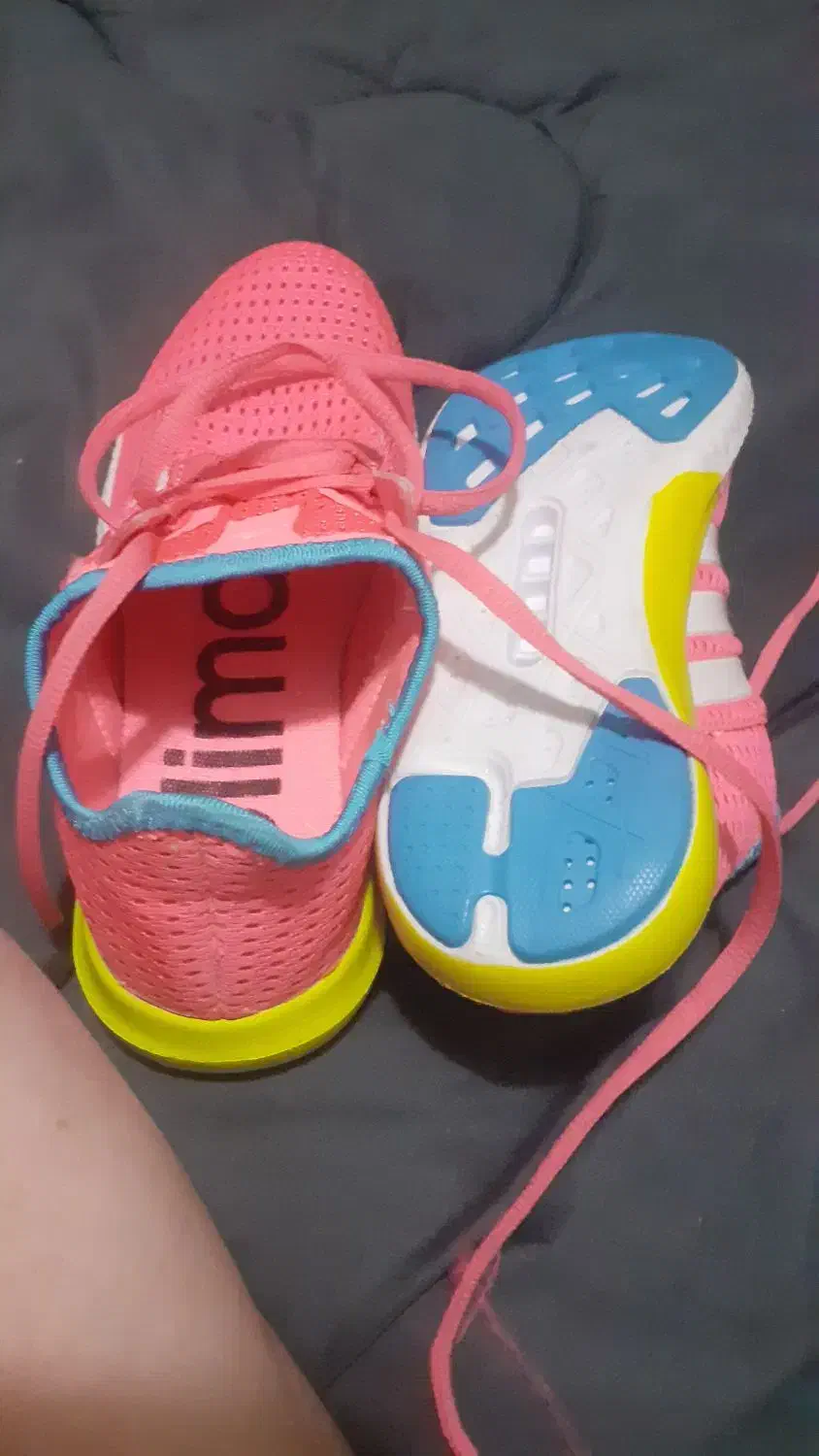 فروش دو جفت کتونی سرخابی ورزشی 1100و سفید 550000|کیف، کفش، کمربند|رشت, فلسطین|دیوار