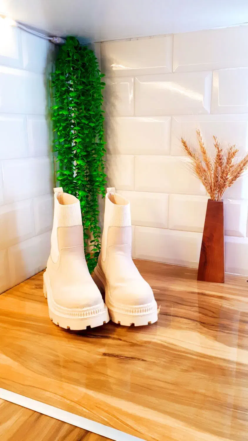 کفش|کیف، کفش، کمربند|مزرعه کتول, |دیوار