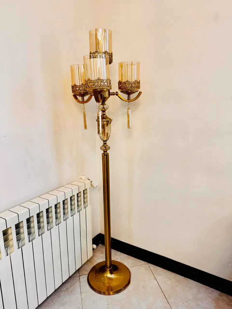 آباژور ایستاده|چراغ خواب و آباژور|اندیشه, اندیشه فاز ۵|دیوار