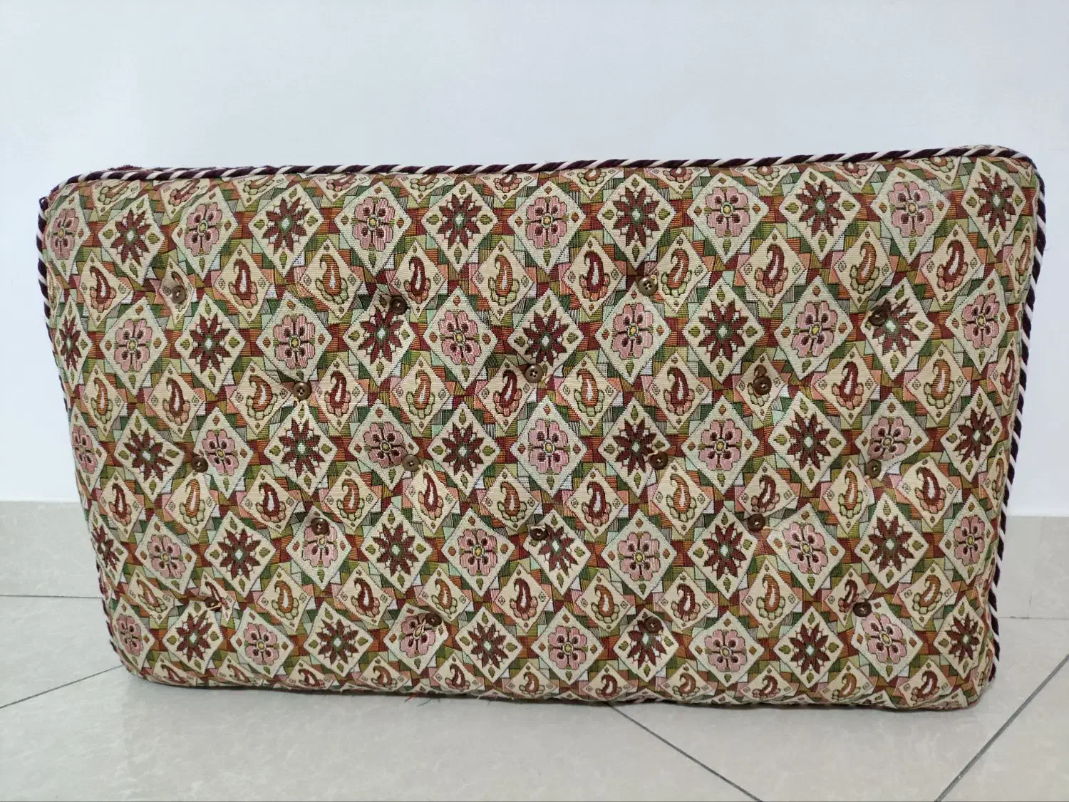 پشتی پنبه|پشتی|سنندج, |دیوار