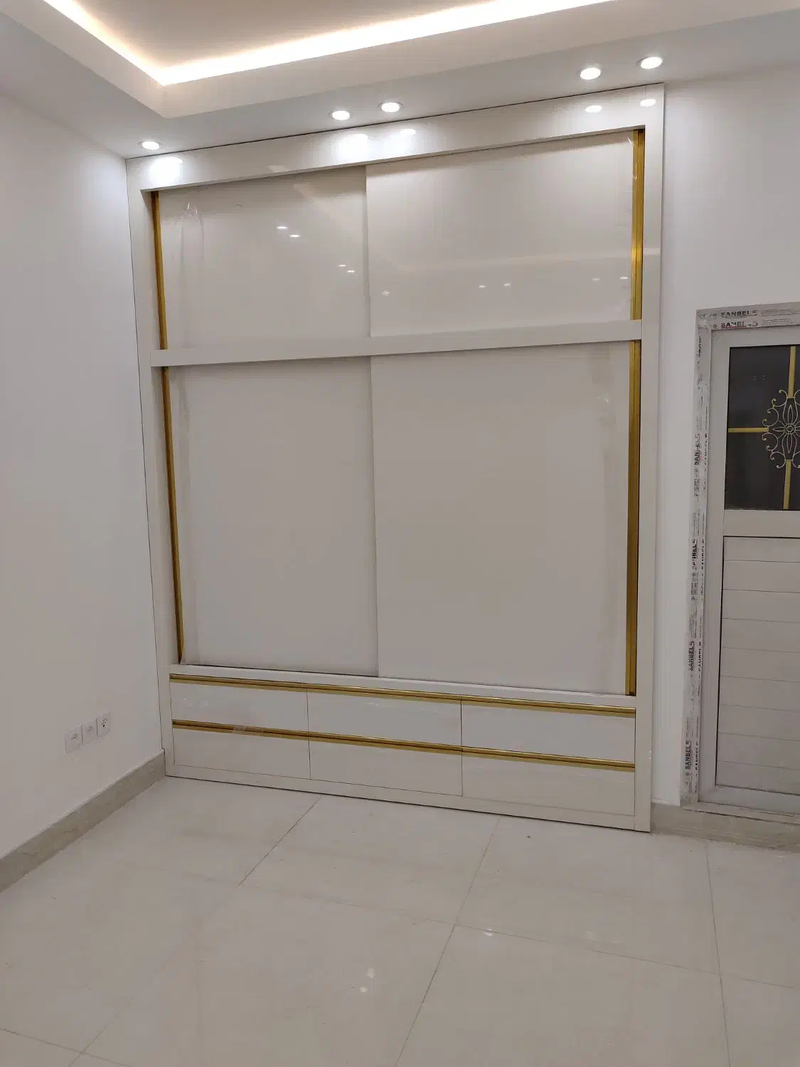 طراحی اجرای کابینت کمد دیواری کافه تی وی وال|خدمات پیشه و مهارت|آران و بیدگل, |دیوار