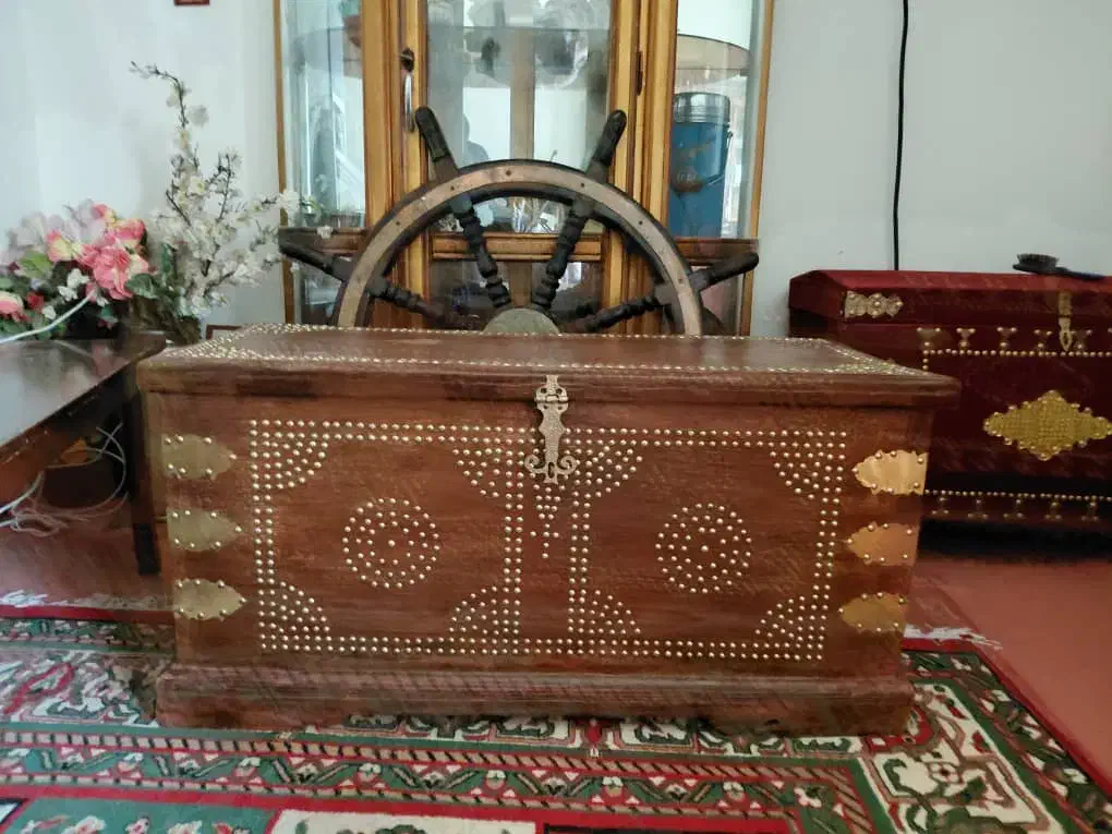 صندوق قدیمی بسیار زیبا|کلکسیون اشیاء عتیقه|بندر گناوه, |دیوار