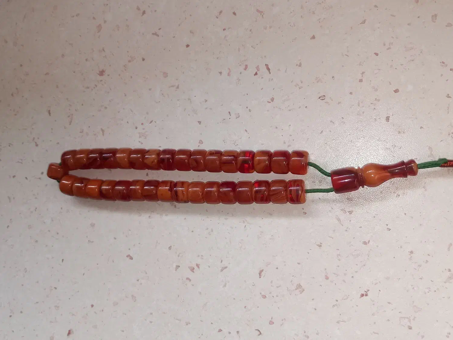 تسبیح کهربای کهنه رگه دار|کلکسیون اشیاء عتیقه|نقده, |دیوار