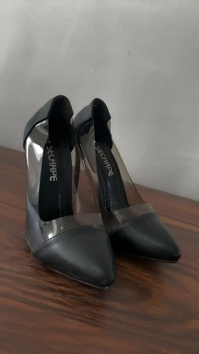 کفش|کیف، کفش، کمربند|میانه, |دیوار