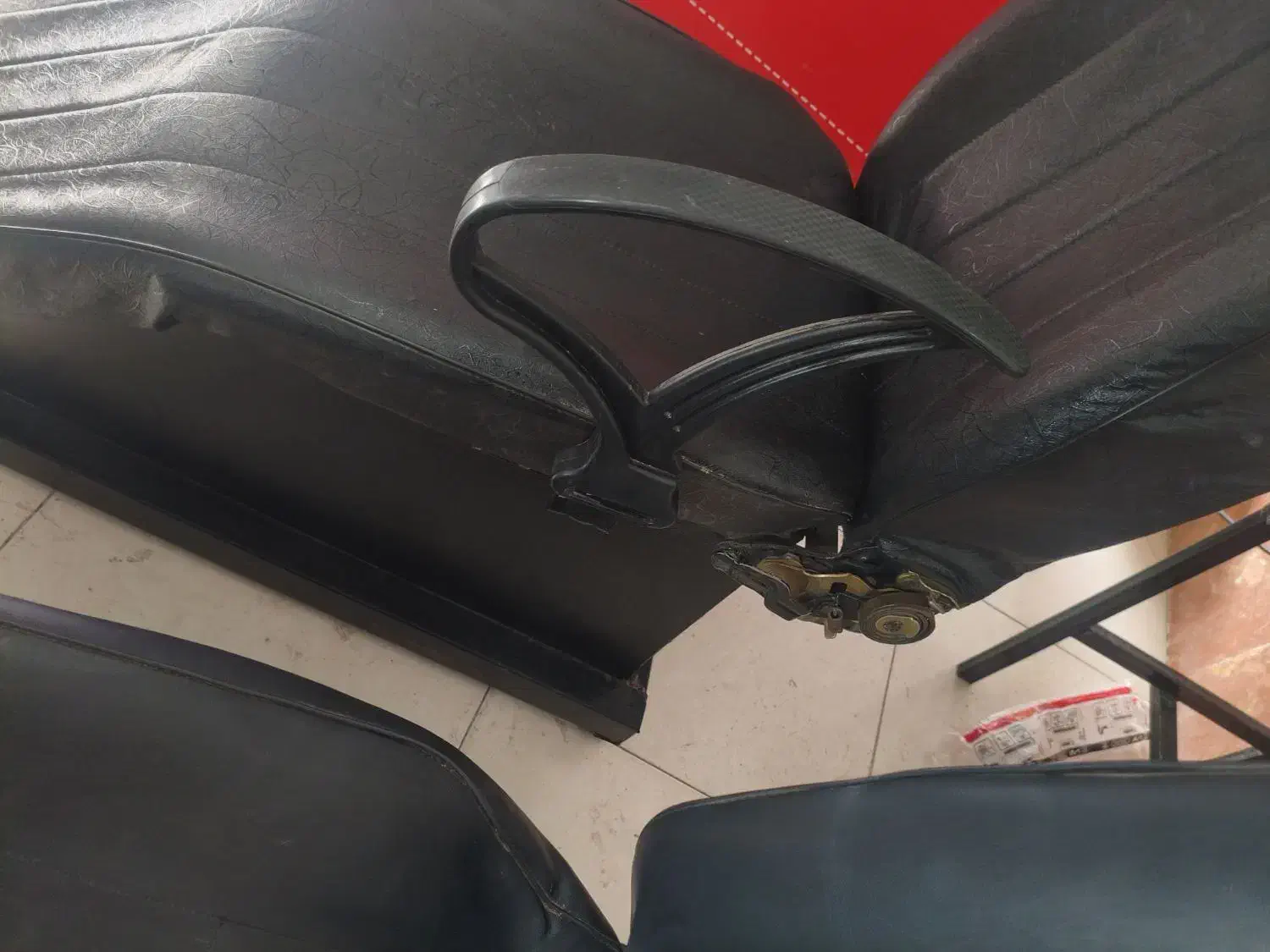 یک سرشور و دو صندلی متحرک|آرایشگاه و سالنهای زیبایی|قزوین, |دیوار