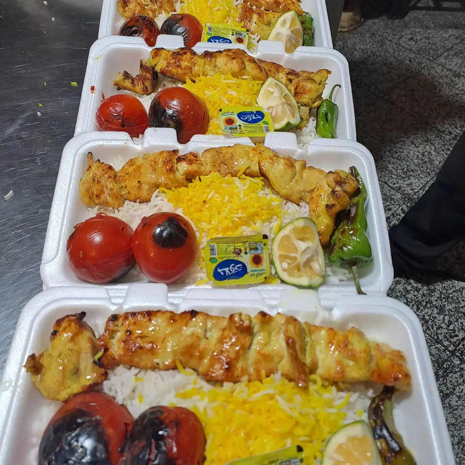 کمک آشپز ماهر جهت تهیه غذا|استخدام خدمات فروشگاه و رستوران|تهران, گلچین|دیوار