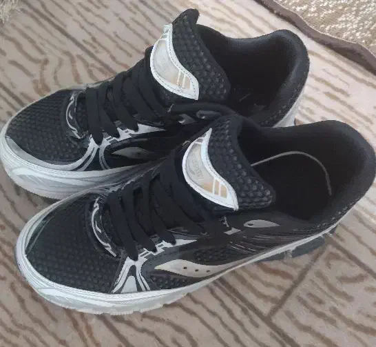 کتانی ساکونی بسیار شیک سایز۴۱.۴۲|کیف، کفش، کمربند|میانه, |دیوار