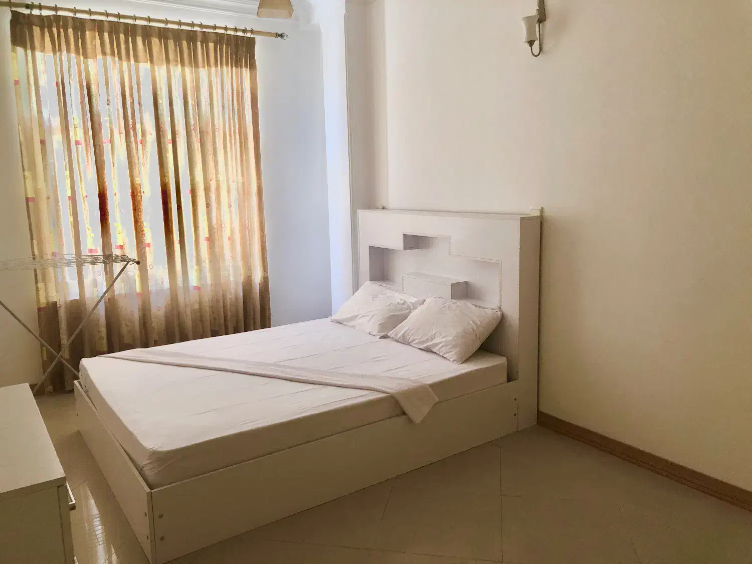 تخت خواب ۲ نفره همراه ست میز ارایشی|تخت و سرویس خواب|کیش, |دیوار