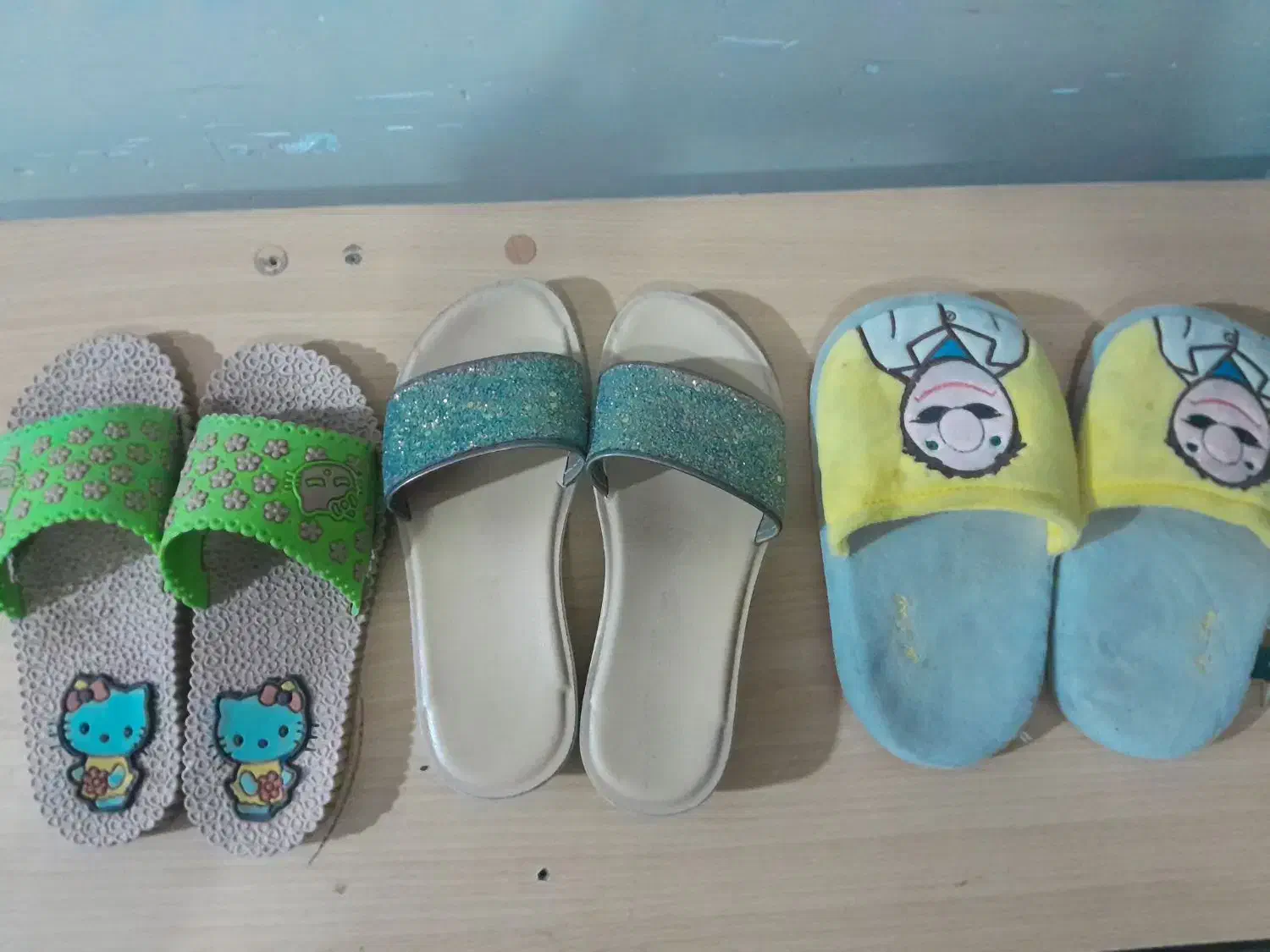 تعدادی دمپایی|کیف، کفش، کمربند|زنجان, |دیوار