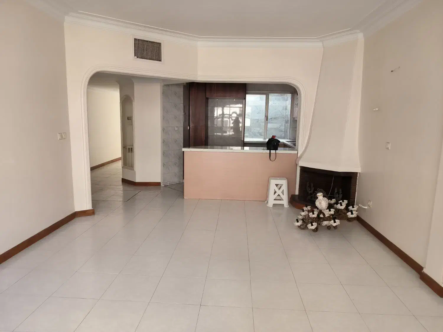 آپارتمان فلکه اول ۱۰۰ متر دو خواب شیک غرق نور