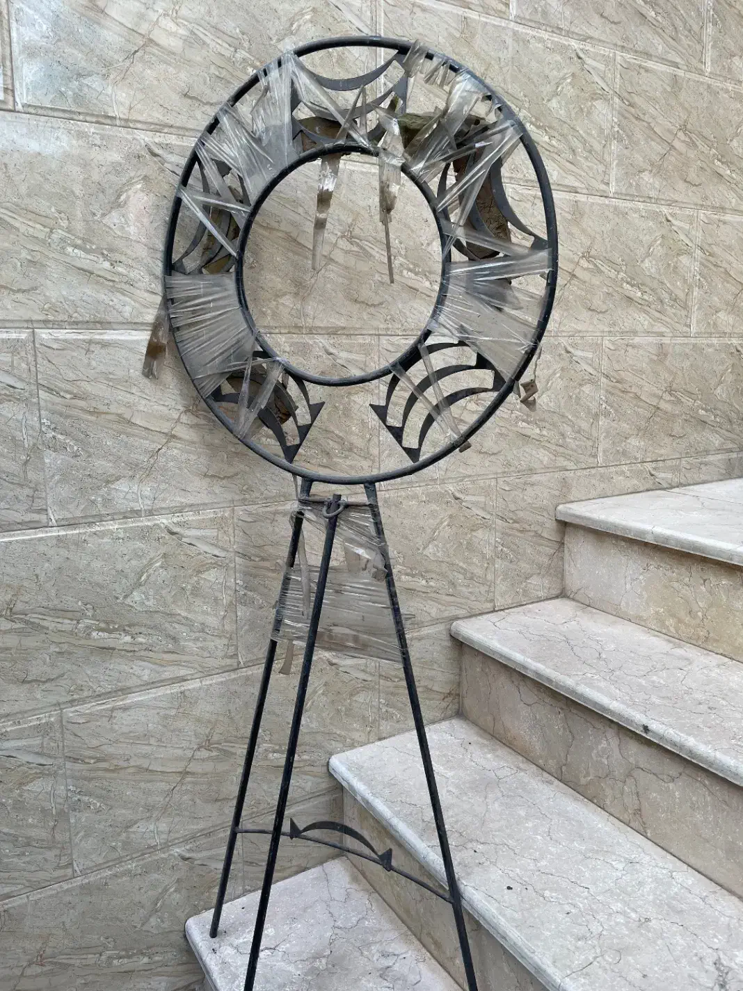 استند گل مراسم|گل و گیاه طبیعی|رشت, شالکو|دیوار