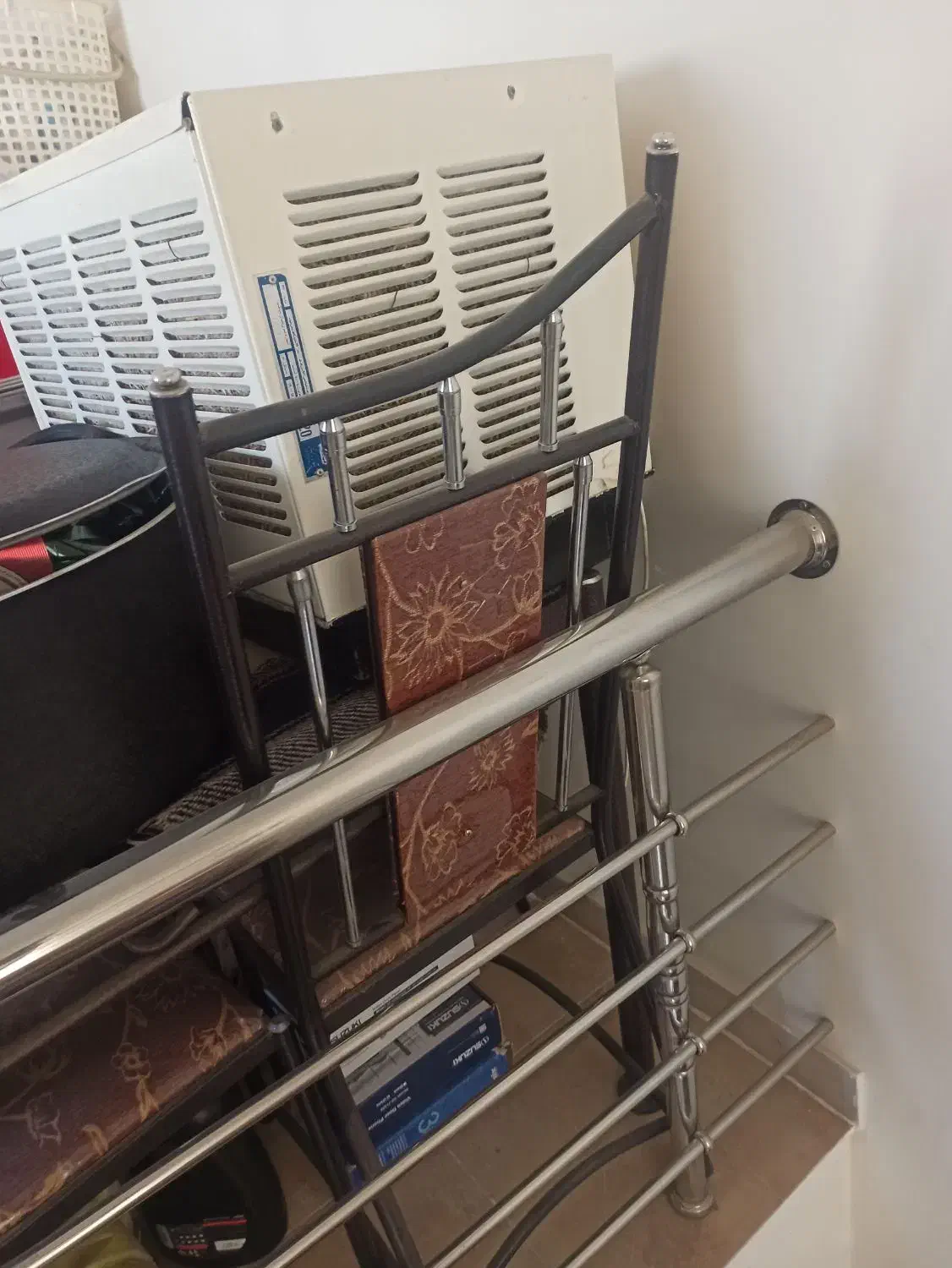 میز غذا خوری فلزی به همراه صندلی ها|میز و صندلی غذاخوری|همدان, |دیوار