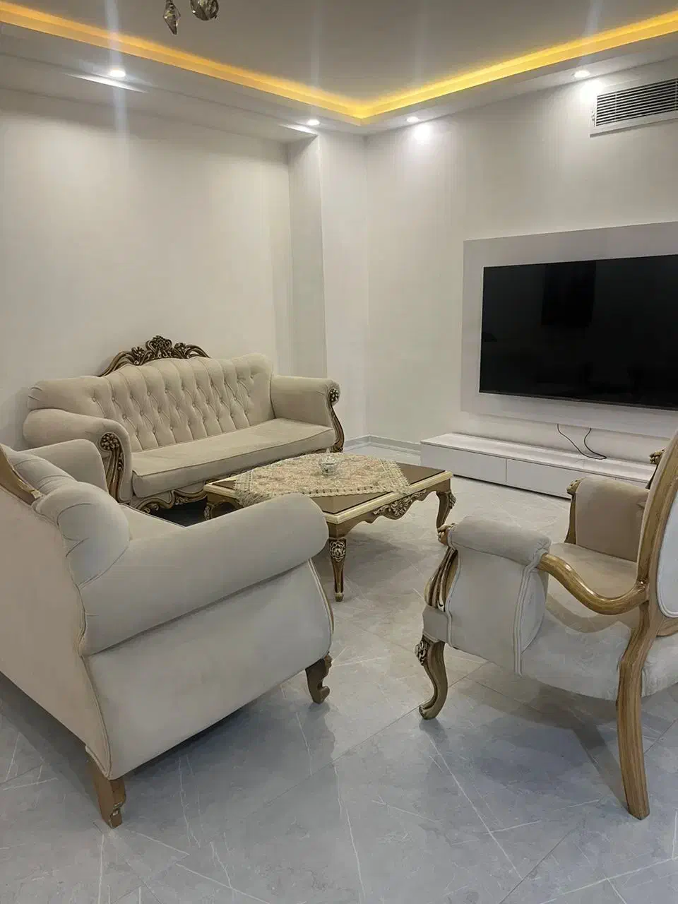 مبل‌۷نفره‌کلاسیک‌درحد‌نو‌‌با‌چوب‌گردو‌|مبلمان خانگی و میز عسلی|رشت, امین الضرب|دیوار