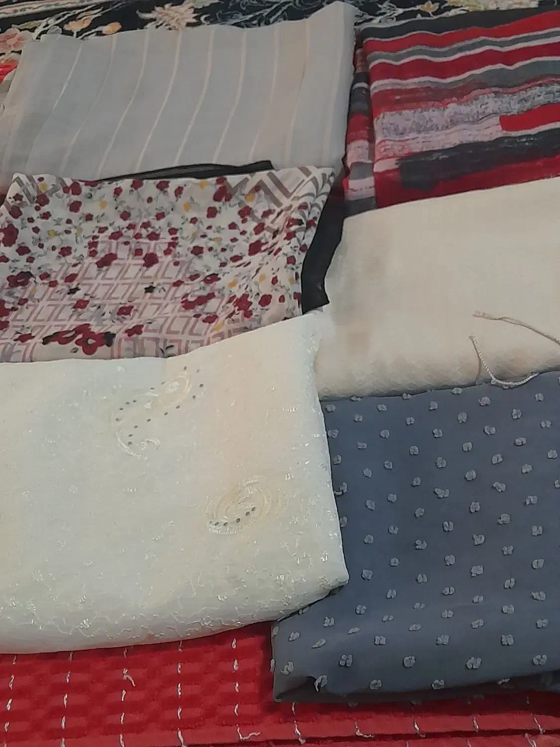 تعدادی شال|لباس|شهریار, شهریار|دیوار