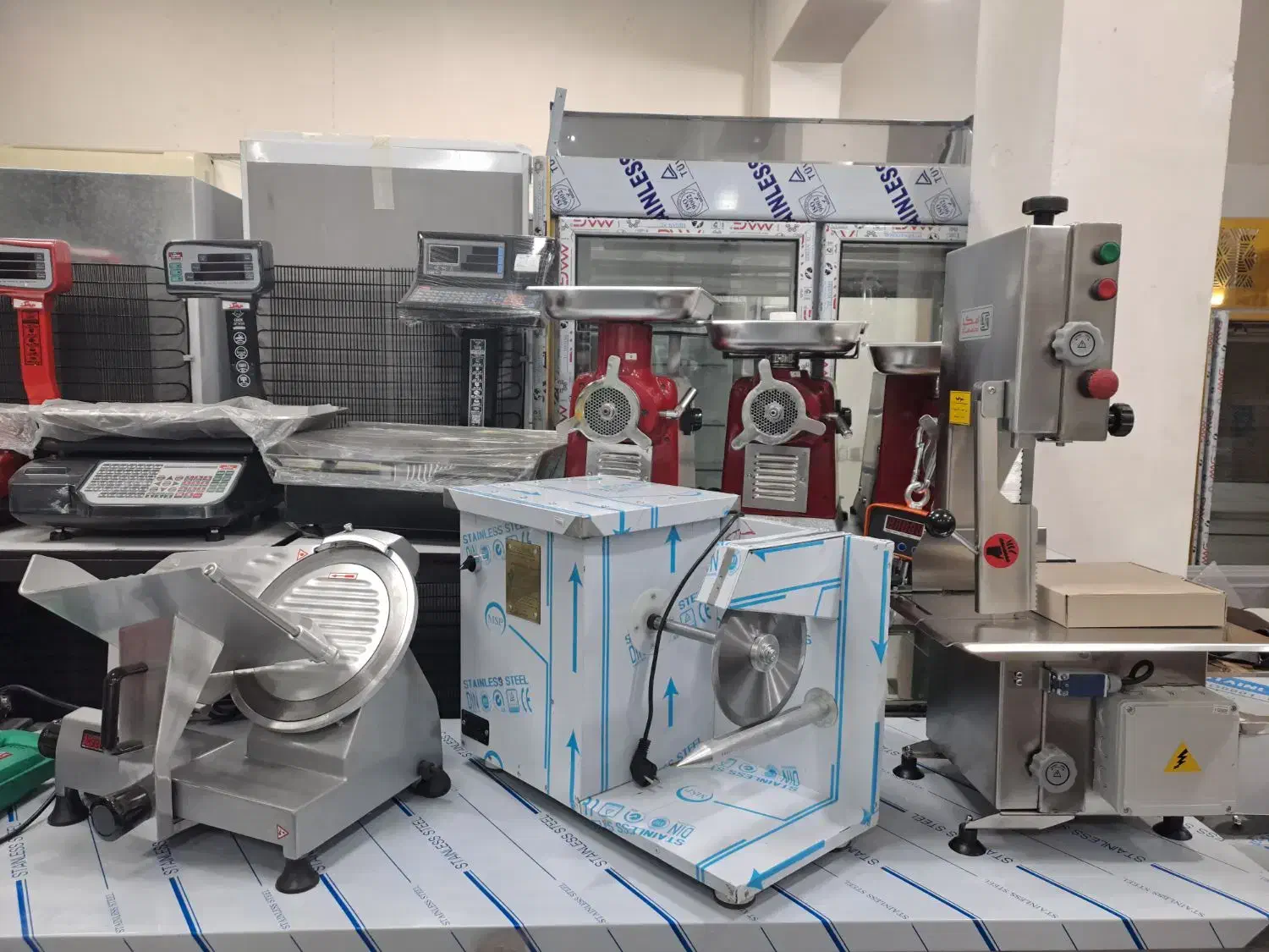 کالباس بر ترازو محک(فروشگاه علوی فومن )|فروشگاه و مغازه|فومن, |دیوار