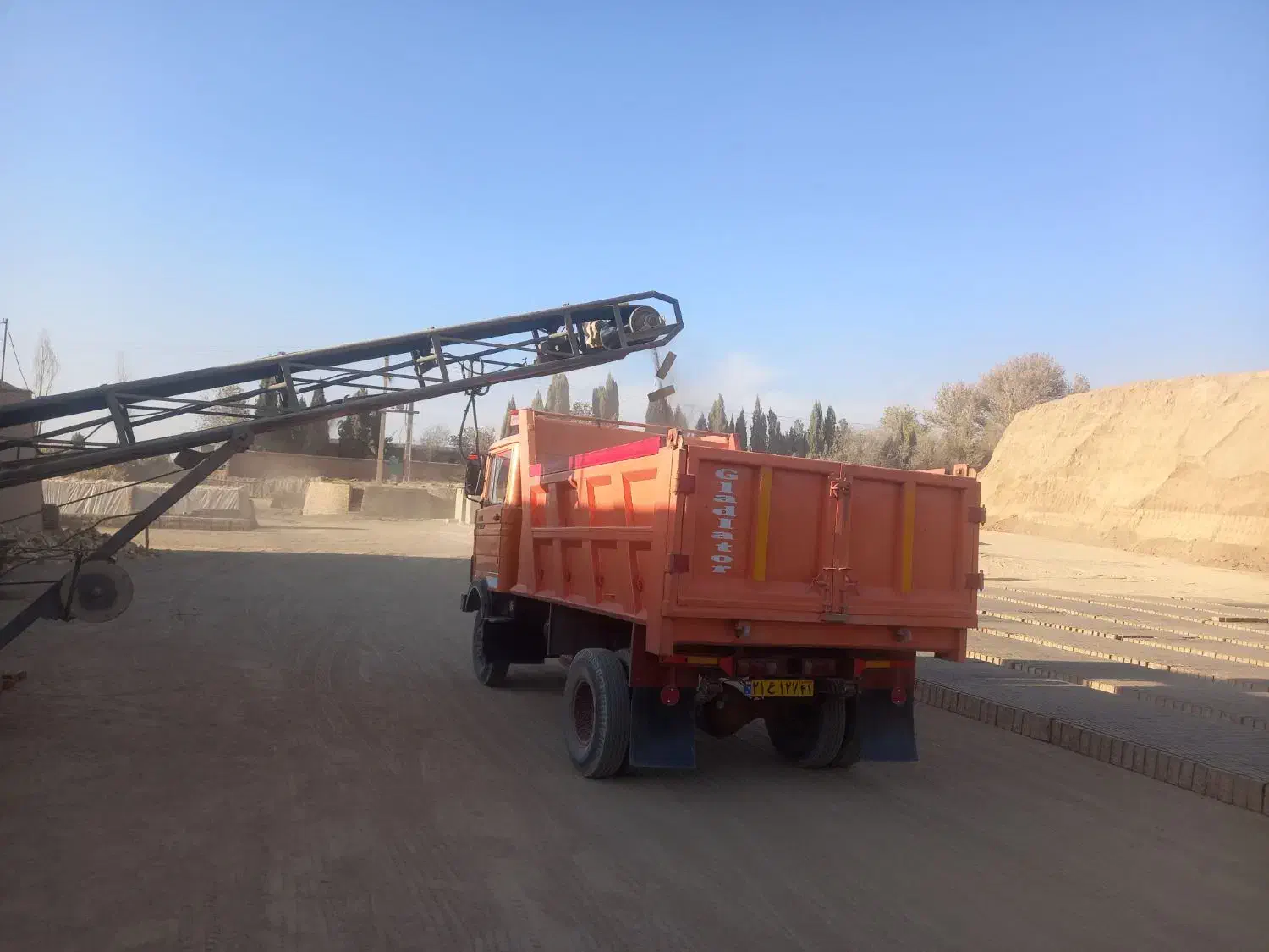 خاور.حمل بار ماسه. آجر . پوکه. نخاله و خاک برداری|خدمات حمل و نقل|الشتر, |دیوار