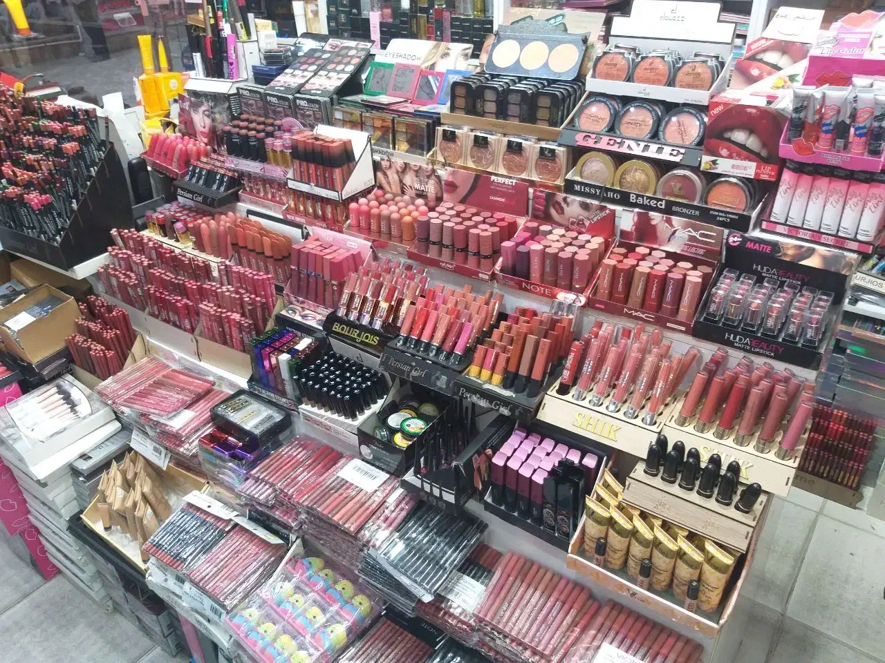 حرا*ج لوازم آرایشی.به علت جمع آوری ۷۰درصد تخفیف|عمدهفروشی|آذرشهر, |دیوار