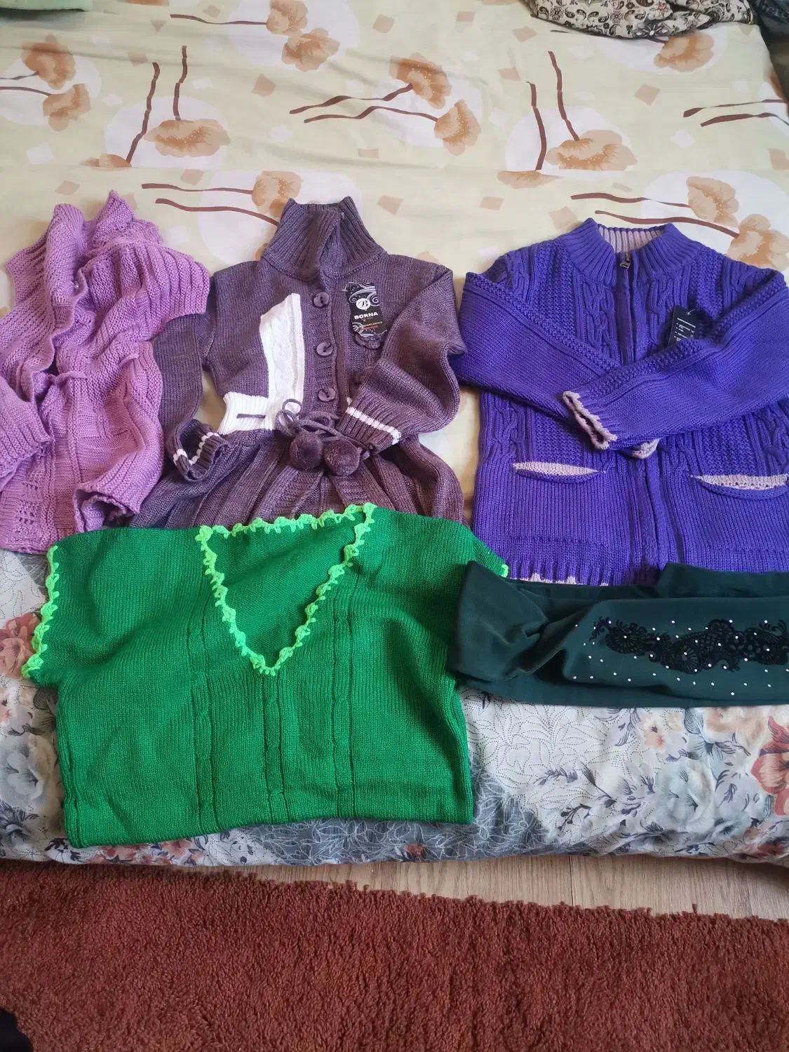 تعدادی لباس زنانه|لباس|رباطکریم, مسکن مهر آبشناسان|دیوار