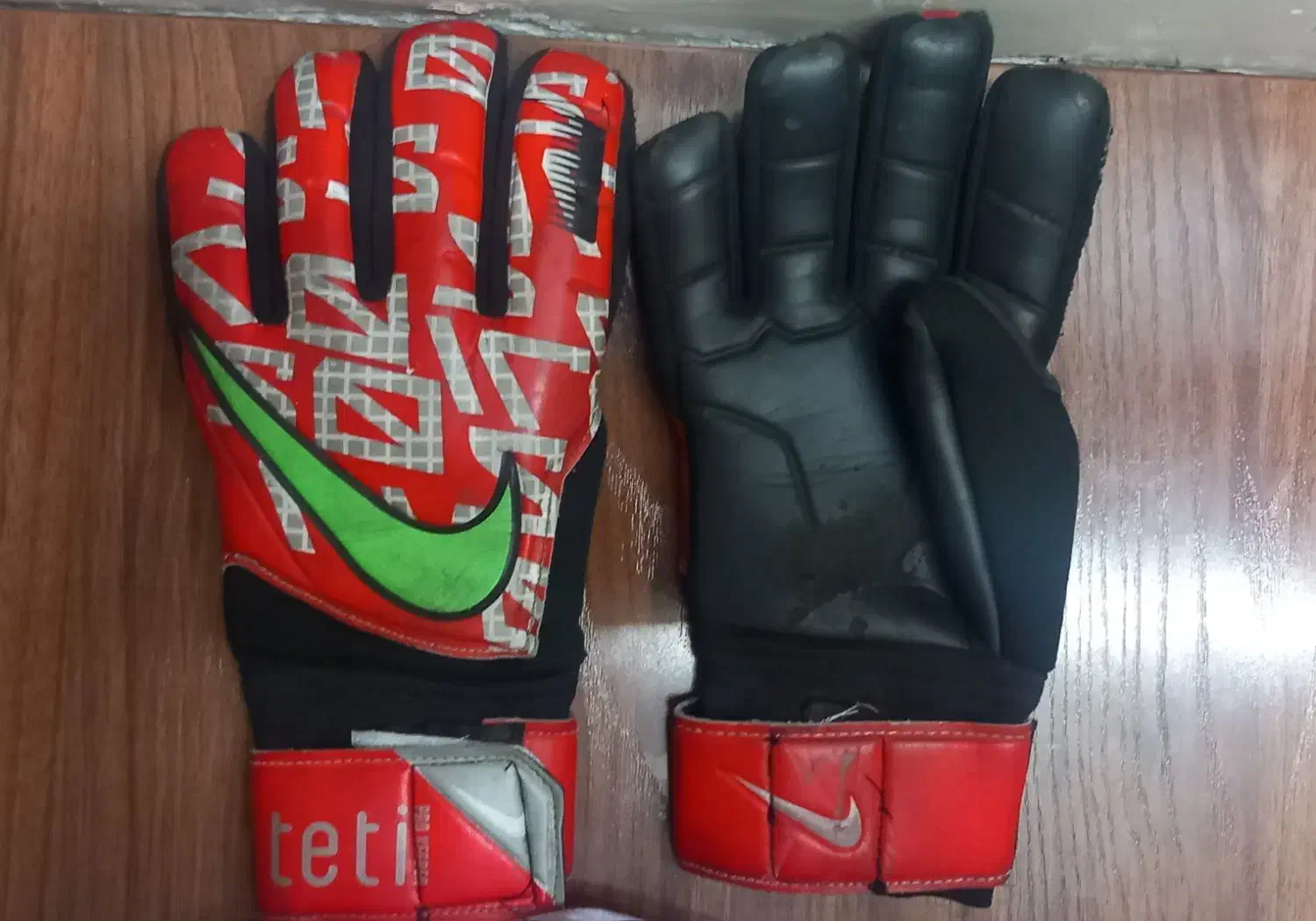 دستکش دروازه بانی|ورزش‌های توپی|ری, شهادت|دیوار