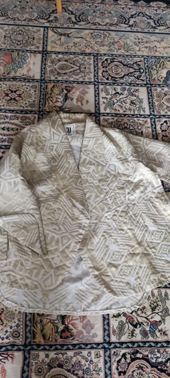 مانتو و ش.میز|لباس|میانه, |دیوار