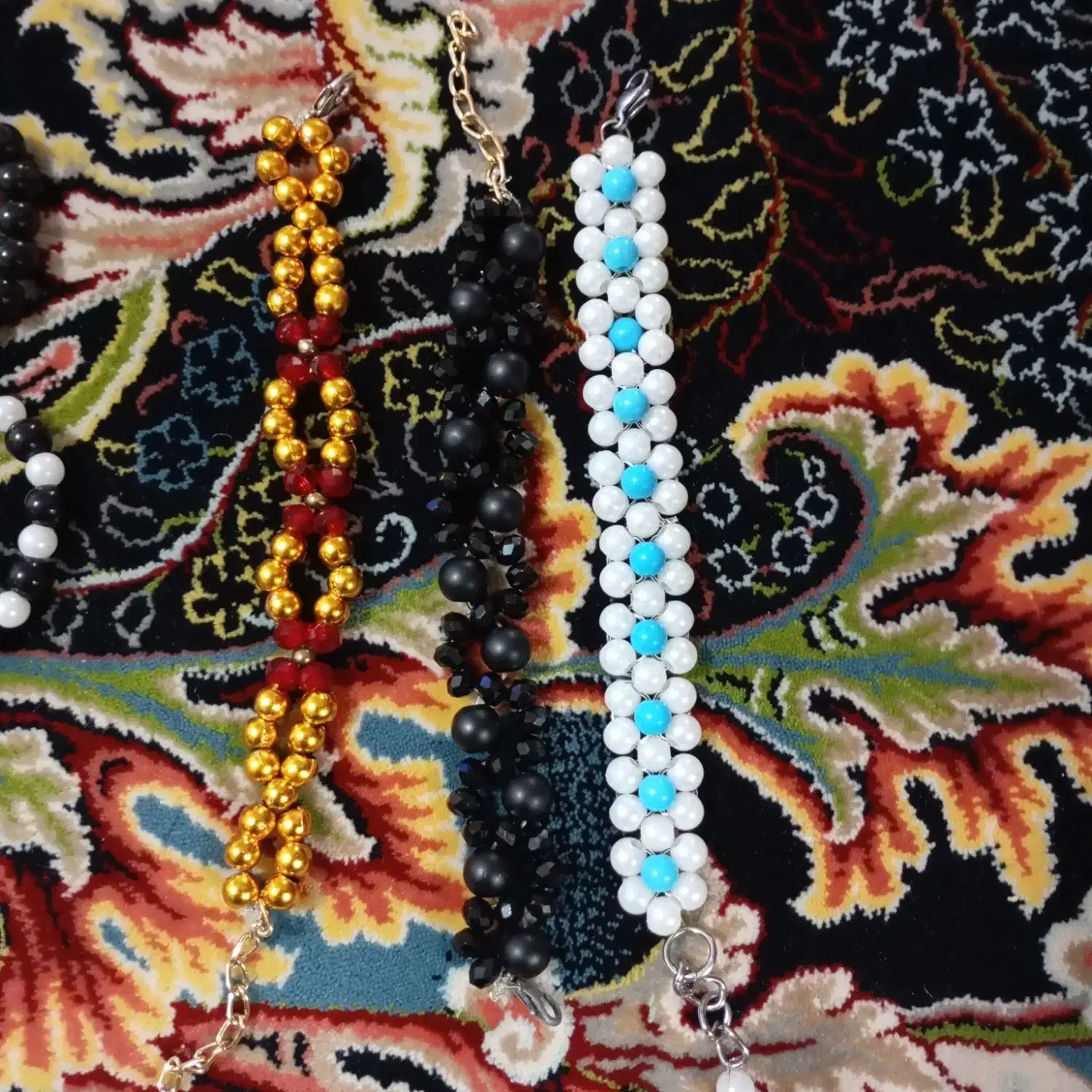 دستبند|بدلیجات|رباط‌کریم, رباط‌کریم|دیوار