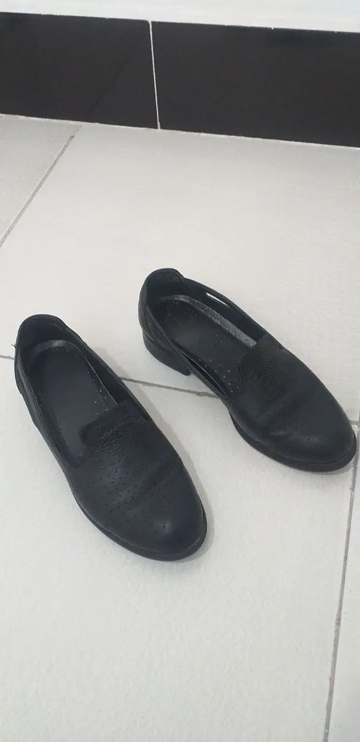 کفش چرم گاوی سایز۳۹ فقط ۵۰۰ هزار|کیف، کفش، کمربند|خرمآباد, |دیوار