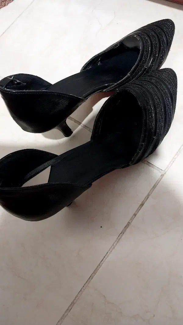 کفش مجلسی|کیف، کفش، کمربند|اسفراین, |دیوار