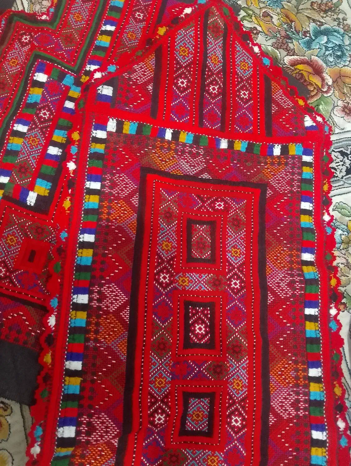 زی آستین|لباس|مهرستان, |دیوار