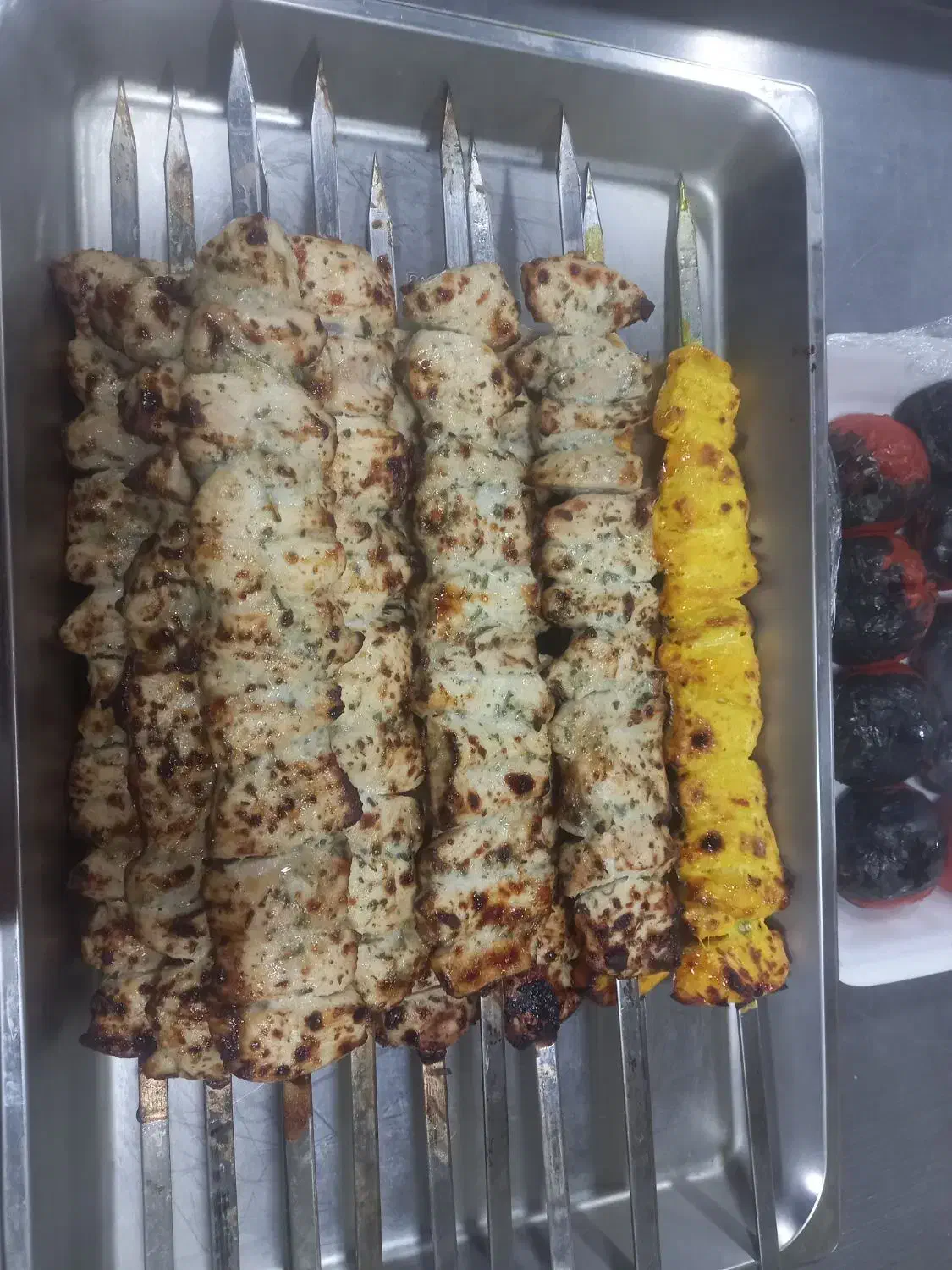 آشپزایرانی خانم یا آقاویک نیروی کمکی.حسابدار|استخدام خدمات فروشگاه و رستوران|ابریشم, |دیوار