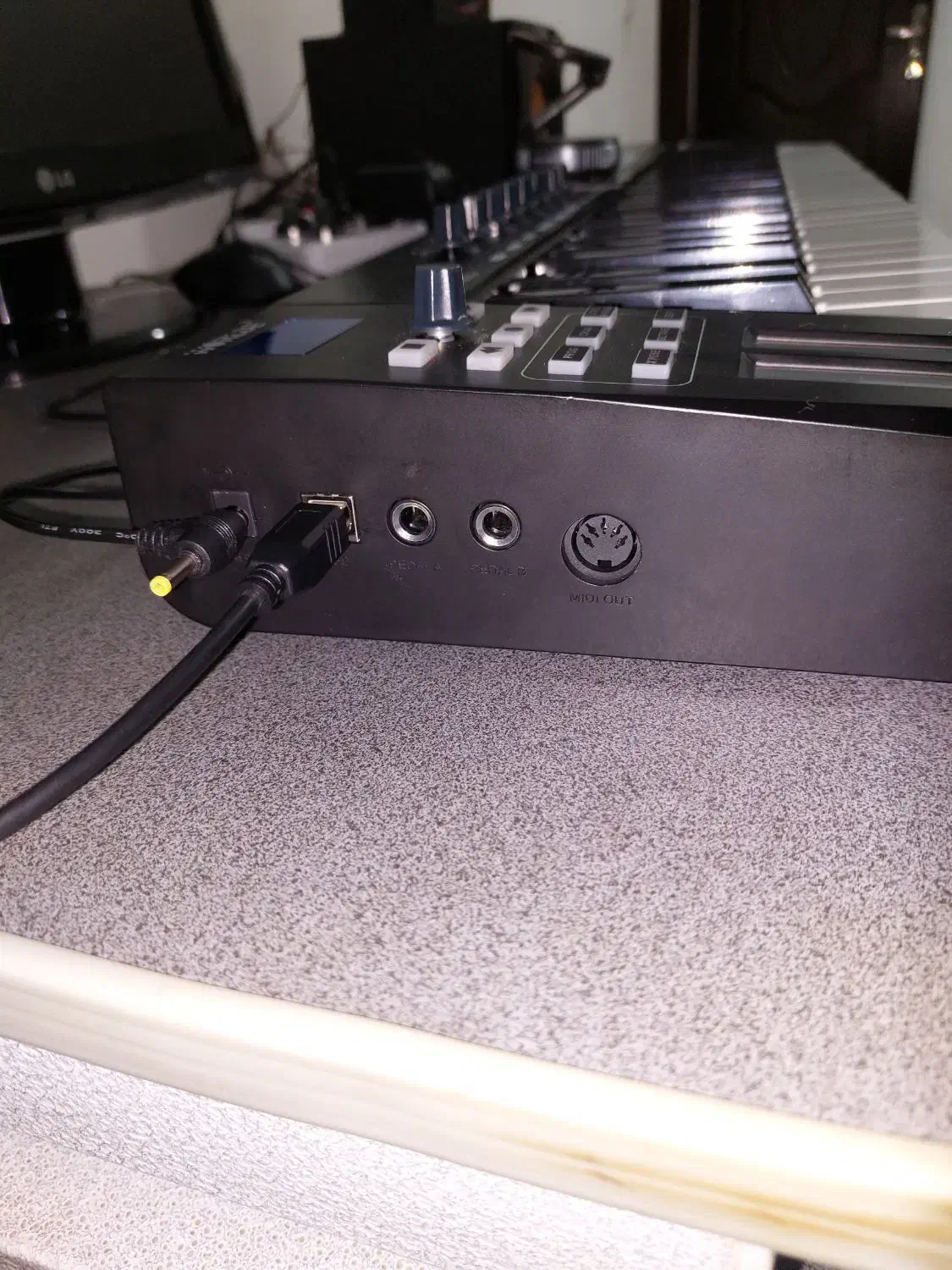 میدی کنترلر|پیانو، کیبورد، آکاردئون|صحنه, |دیوار