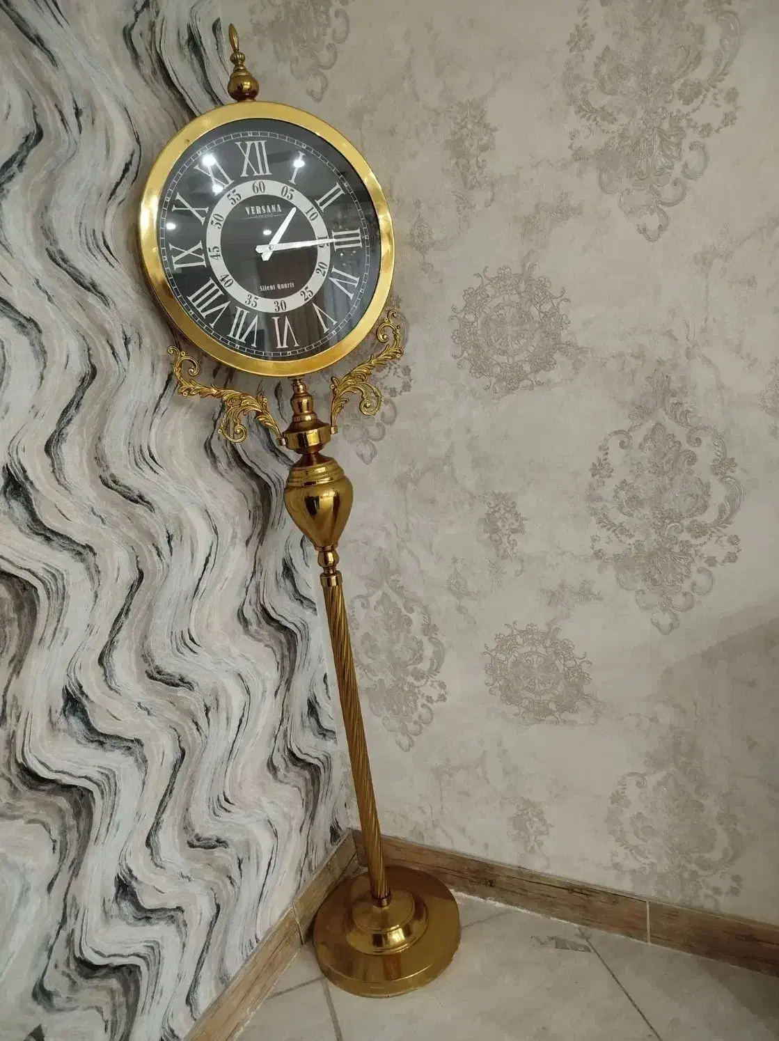 ساعت ایستاده فانتزی بهمراه آباژورکنار سالنی|چراغ خواب و آباژور|اسلام‌شهر, شهرک واوان|دیوار