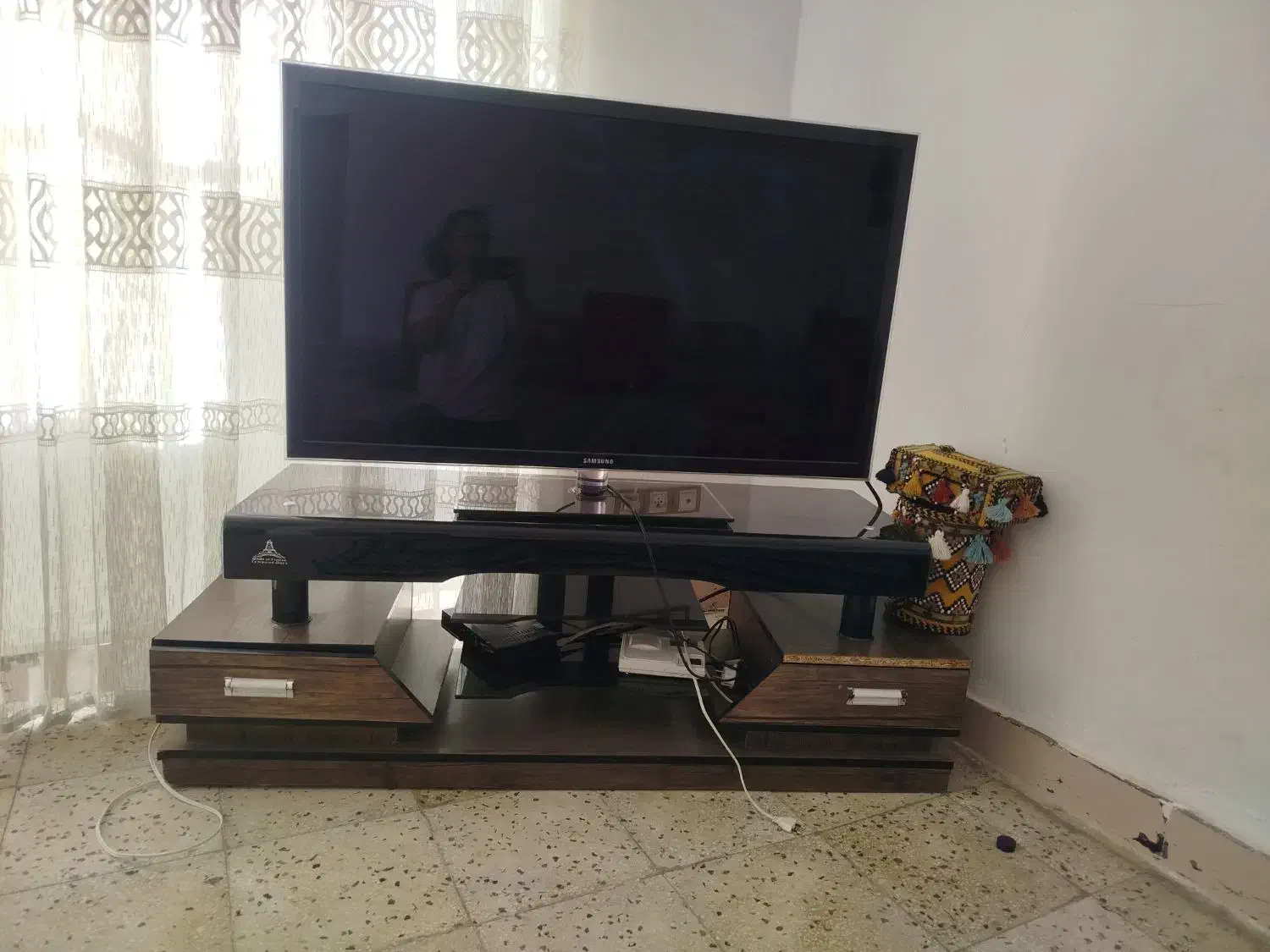 فروش میز تلویزیون تمیز و بدون خط و خش قیمت توافقی|میز تلویزیون|فیروزآباد (فارس), |دیوار