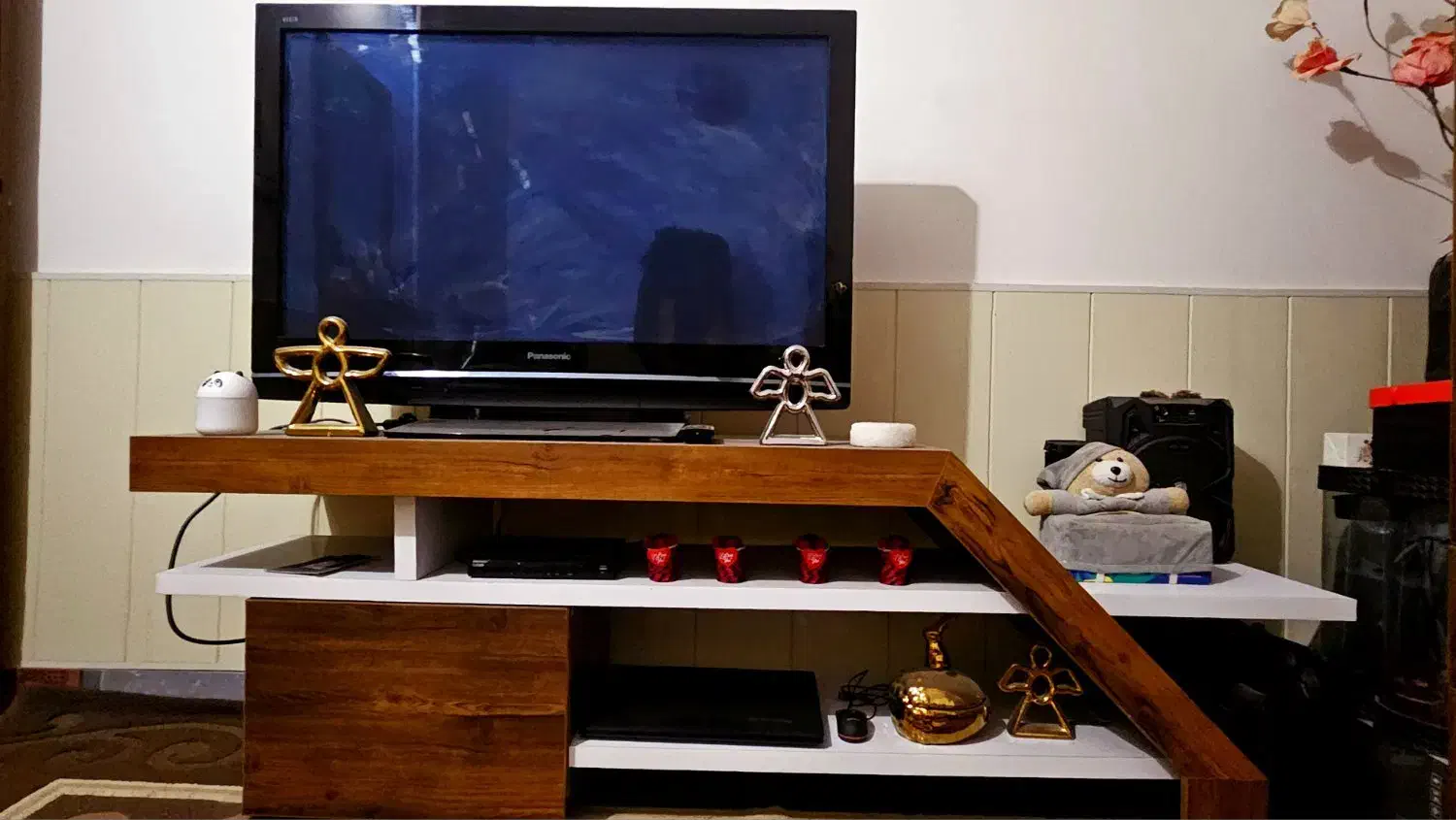 تلوزیون ۴۲ اینچ مارک پاناسونیک با زیر تلوزیونی|تلویزیون و پروژکتور|کازرون, |دیوار