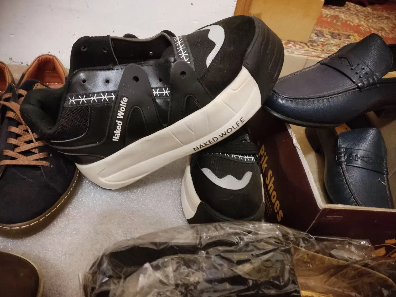 کفش و کتانی|کیف، کفش، کمربند|رشت, جانبازان|دیوار