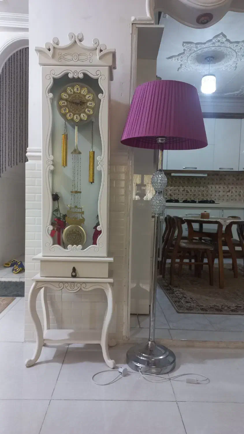 ساعت چوبی ایستاده و آباژور کنارسالنی در حد نو|چراغ خواب و آباژور|بندرعباس, |دیوار