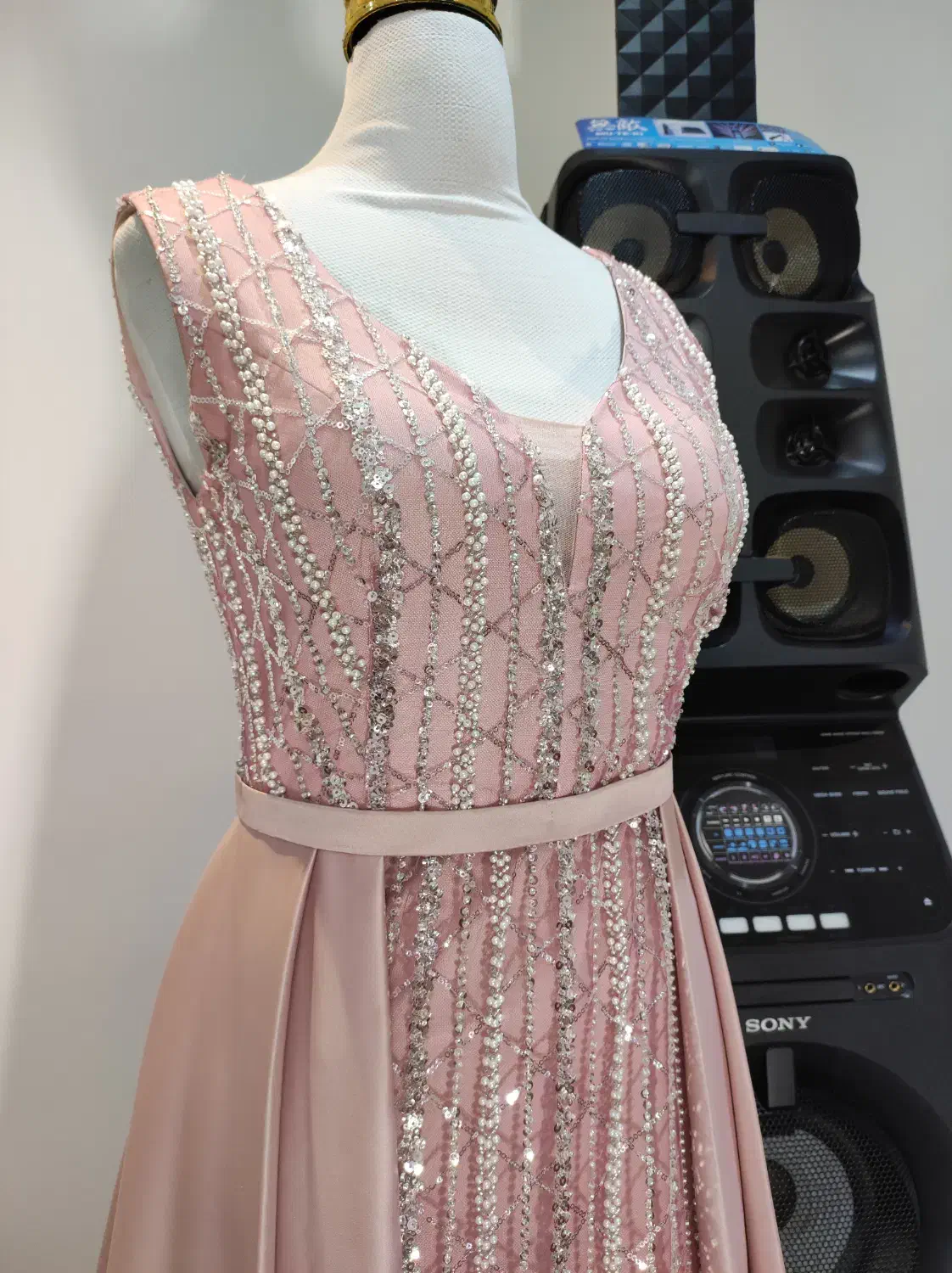 لباس مجلسی|لباس|ری, سیزده آبان|دیوار