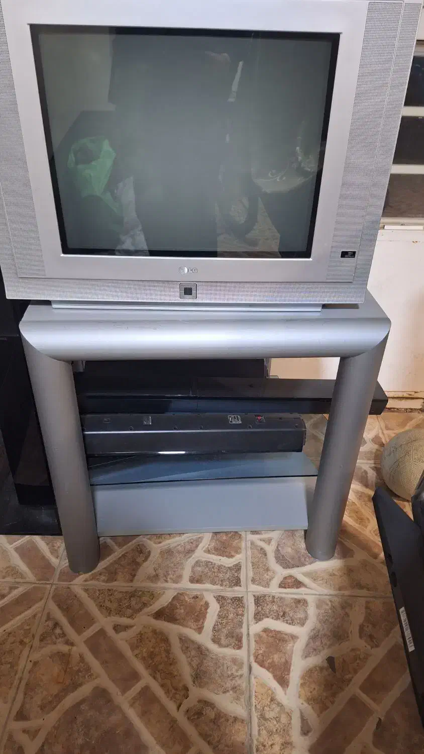 تلویزیون به همراه میز تلویزیون و گیرنده دیجیتال|تلویزیون و پروژکتور|اردبیل, |دیوار