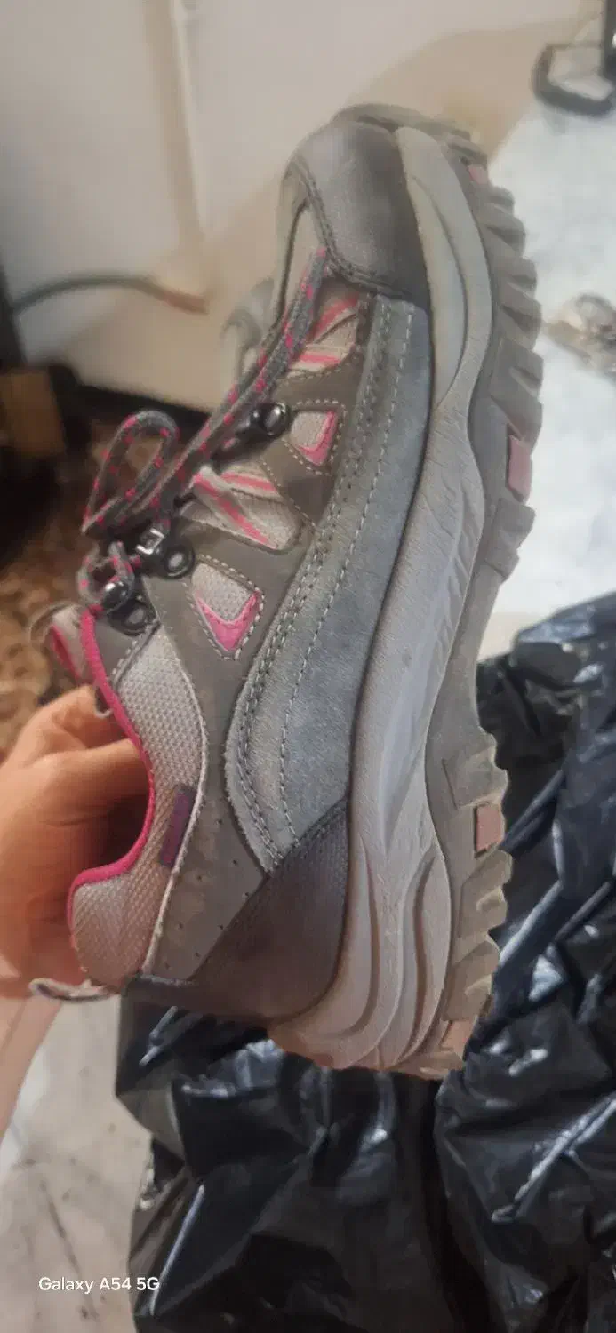 کفش کوهنوردی وپیاده روی|کیف، کفش، کمربند|نیشابور, خط کاشمر|دیوار