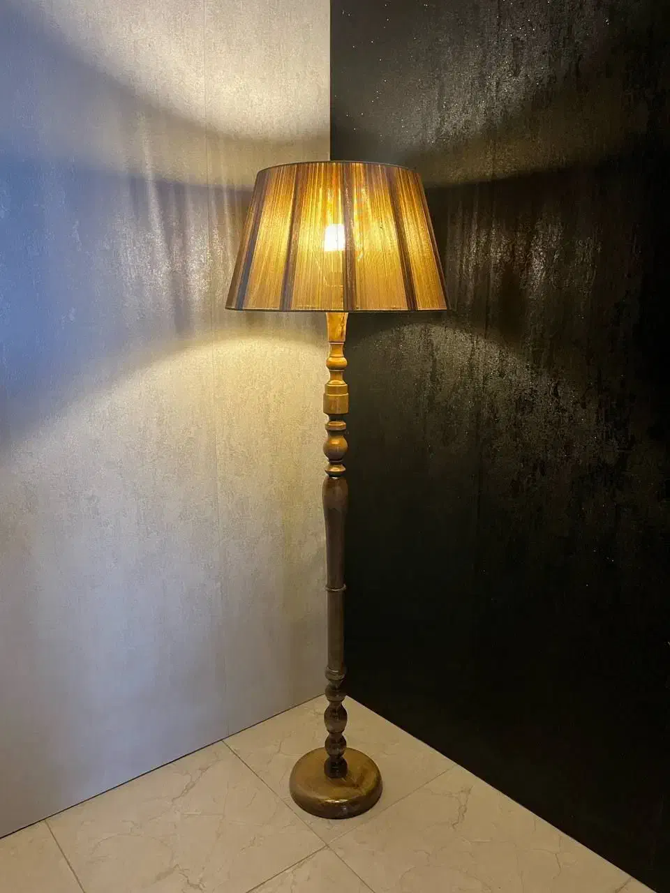 آباژور ایستاده کنار سالنی|چراغ خواب و آباژور|هشتگرد, شهرک ولیعصر (مصلی)|دیوار