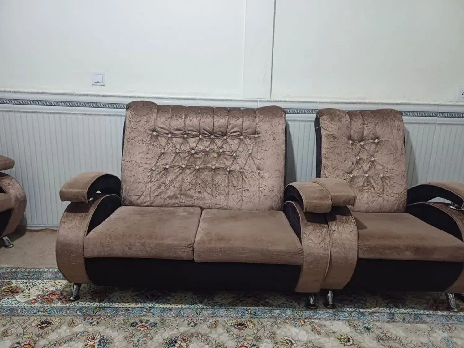 مبلمان ۷نفره با میز عسلی سالم تمیز|مبلمان خانگی و میز عسلی|قرچک, قشلاق جیتو|دیوار