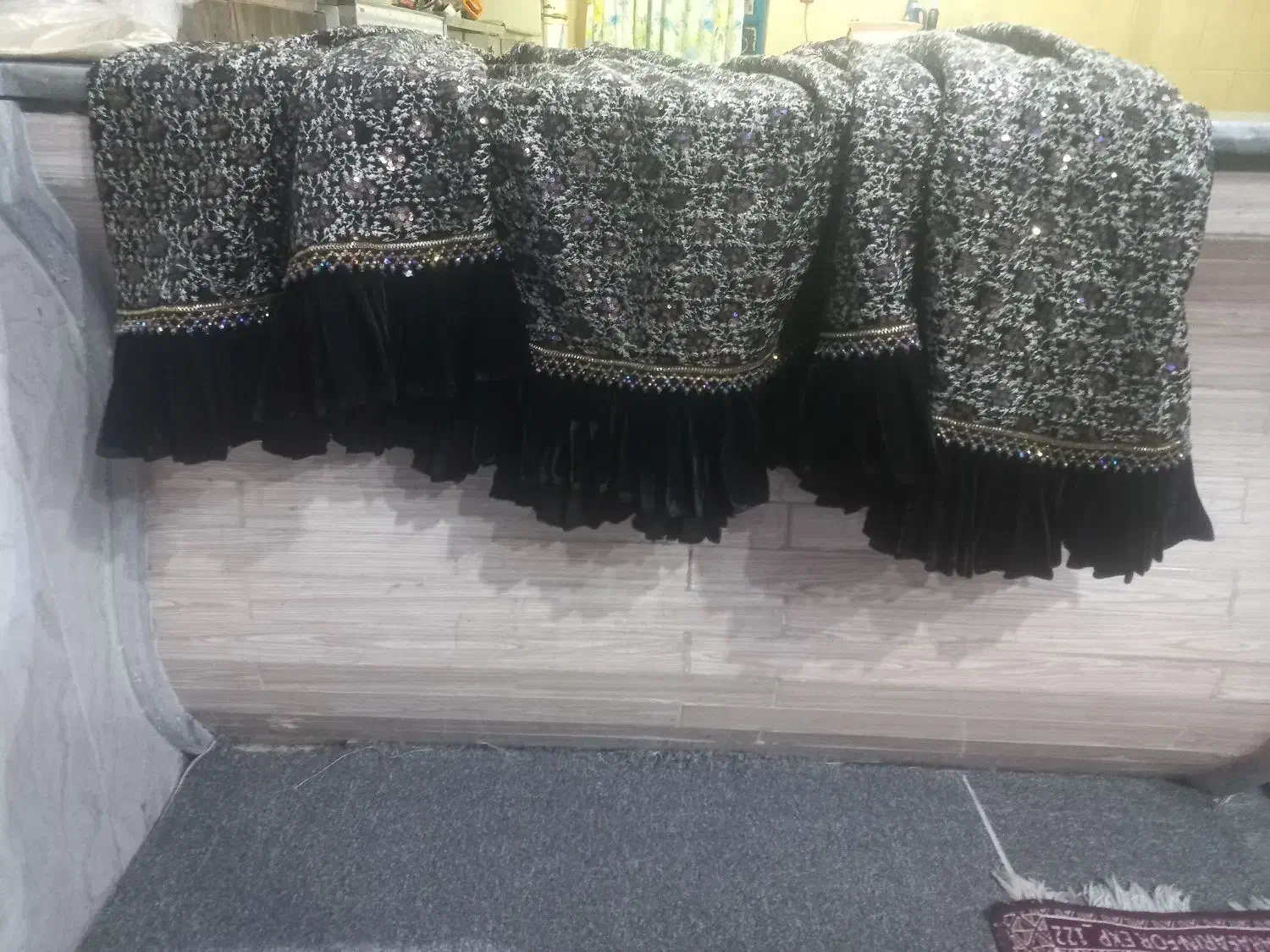 لباس محلی نو زمینه مخمل|لباس|چرام, |دیوار