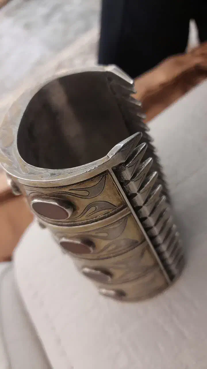 دستبند نقره|کلکسیون اشیاء عتیقه|گلبهار, شهر جدید گلبهار|دیوار