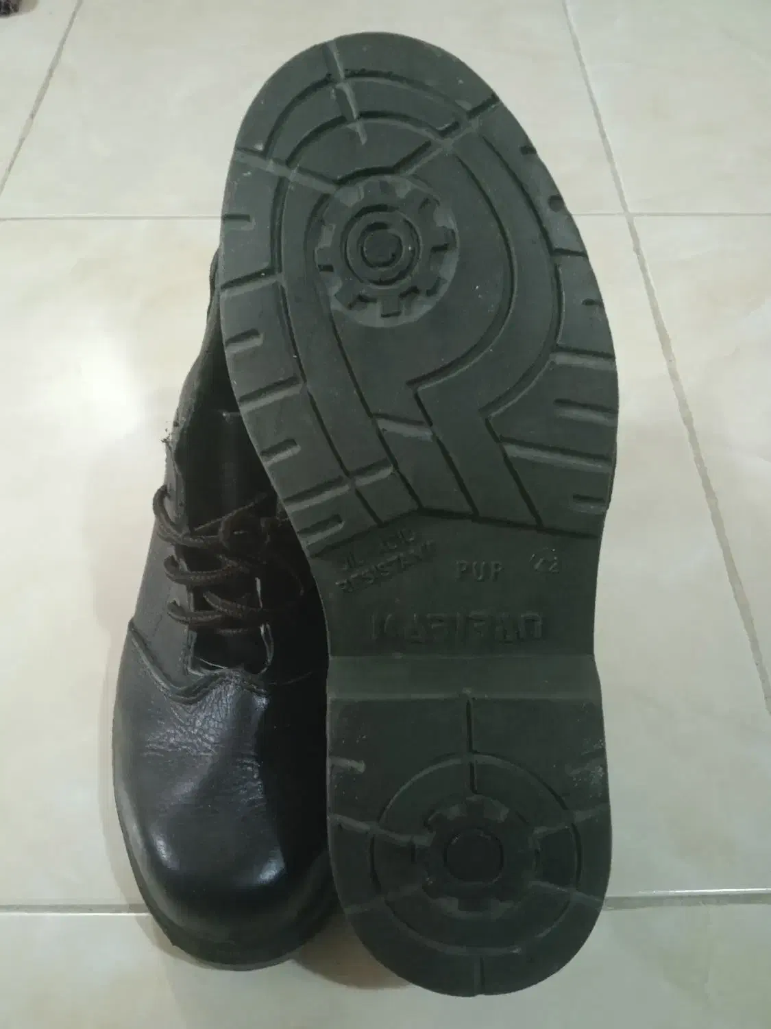 کفش کار نو|کیف، کفش، کمربند|مهاجران, |دیوار