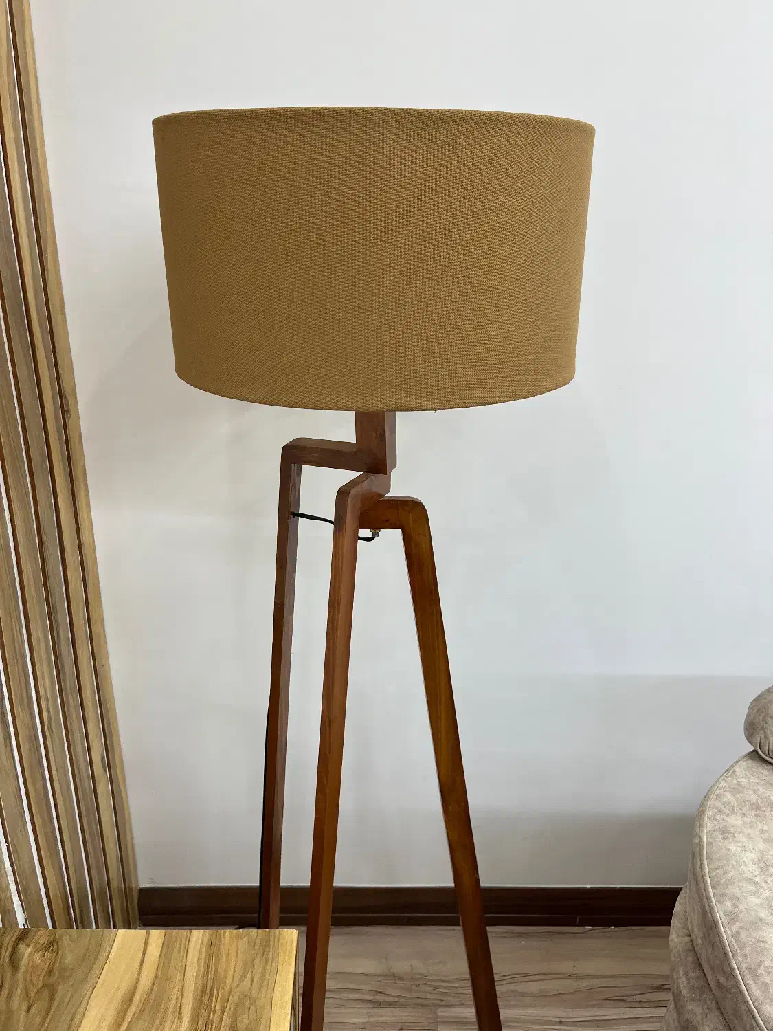 آباژور ایستاده|چراغ خواب و آباژور|رشت, فلسطین|دیوار