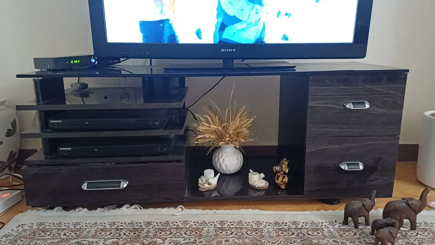 تلویزیون سونی اصل ومیزتلویزیون|تلویزیون و پروژکتور|کرج, اصفهانی‌ها|دیوار