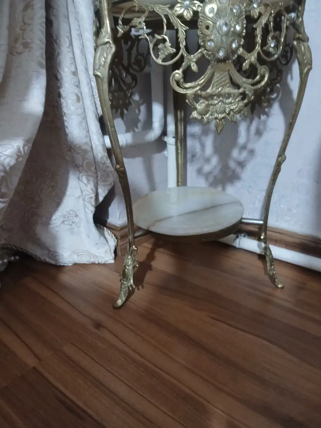 فروش فوری میز برنجی سنگین و23 عدد گل مصنوعی|میز تلفن|تبریز, |دیوار